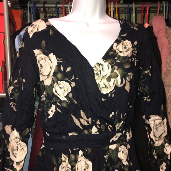 FLORAL 🌸 ROMPER - Picture 2 of 5